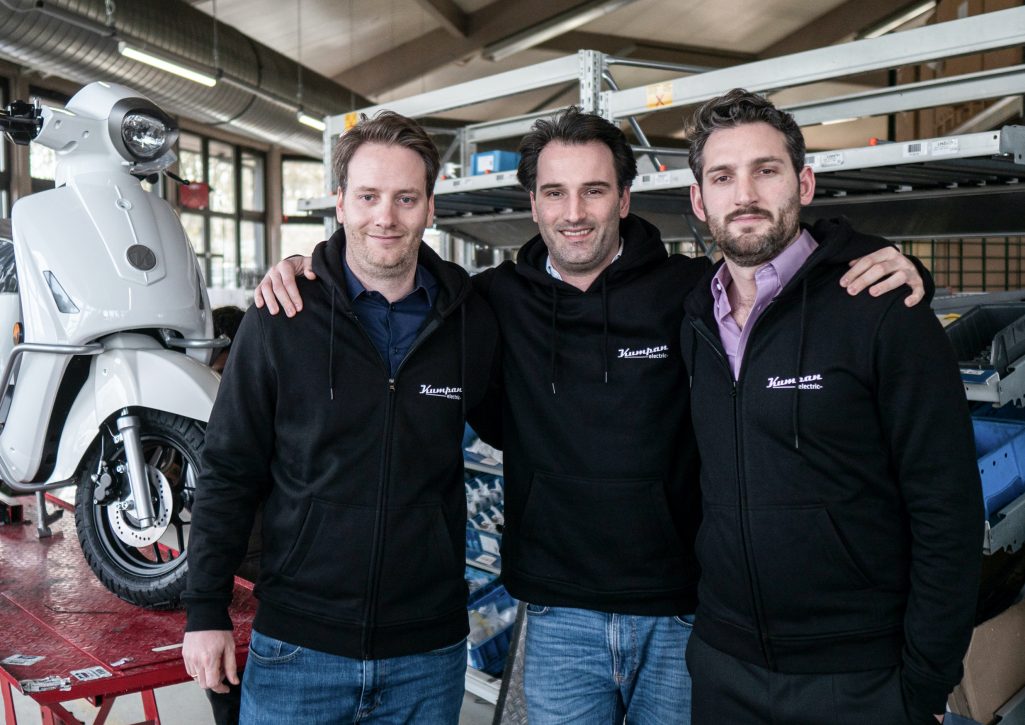 Die drei Gründer des Unternehmens für Elektromobilität mit Roller scooter elektro 